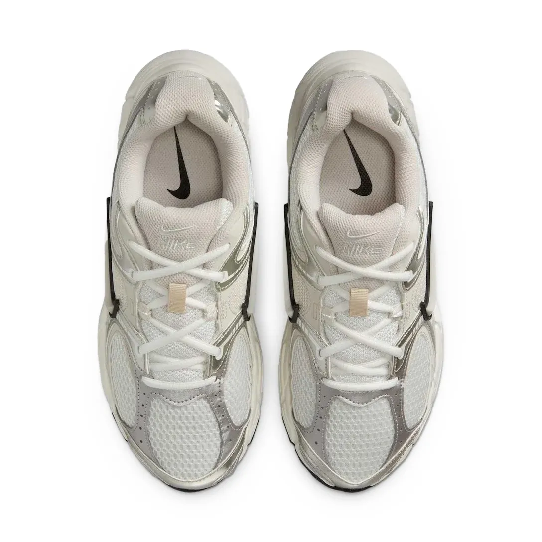 Tênis Nike V5 NRN feminino prata com detalhes em branco aberto mostrando interior confortável